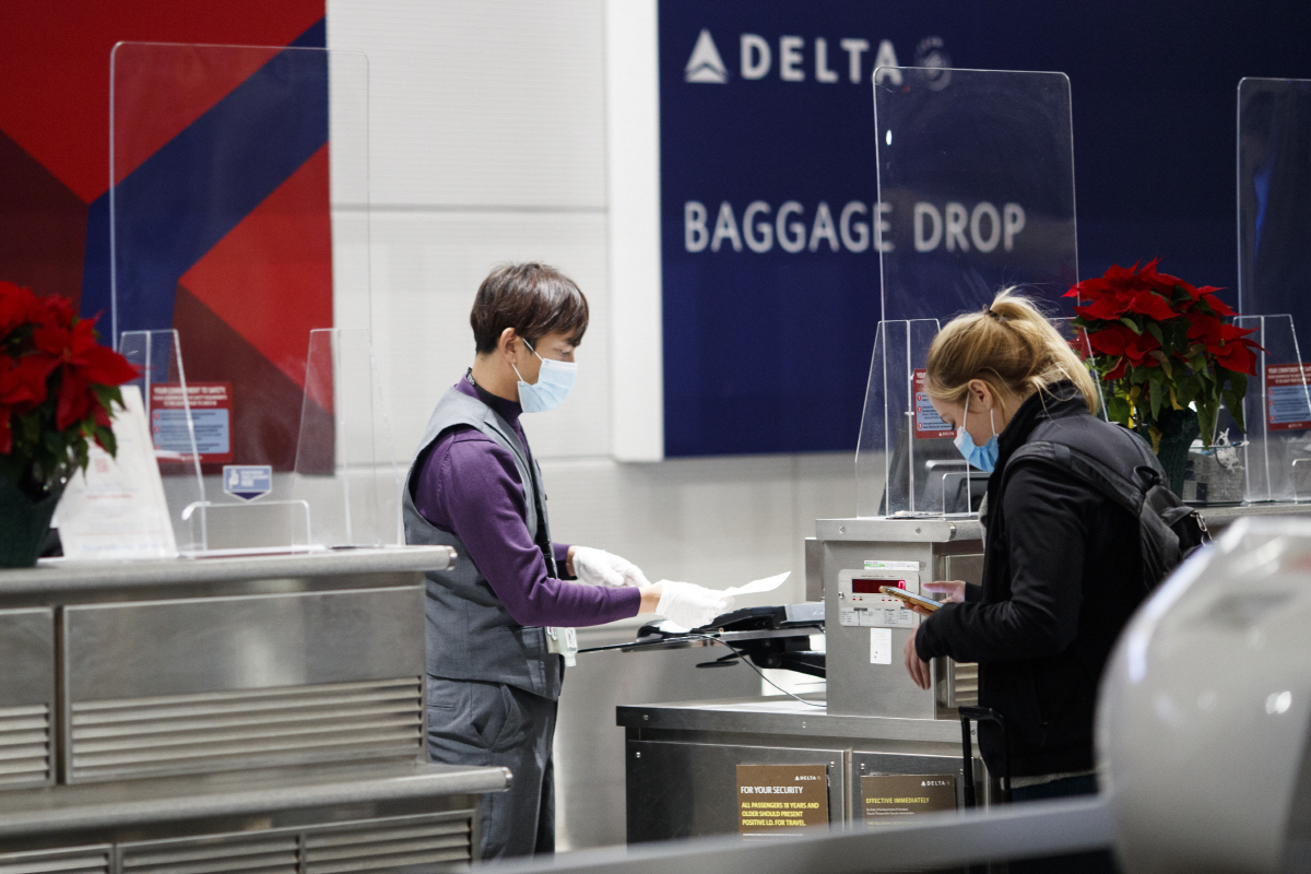 ▲미국 버지니아주 알링턴의 로널드레이건공항에서 23일(현지시간) 항공 여행객이 체크인 수속을 하고 있다. 알링턴/신화뉴시스
