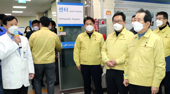 ▲정세균 국무총리가 25일 경기 남양주시 진전읍의 현대병원을 방문해 신종 코로나바이러스 감염증(코로나19) 중환자 병상 현장을 점검하기 전 김부섭 현대병원장으로부터 설명을 듣고 있다 (연합뉴스)