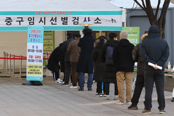 ▲25일 오후 서울광장에 마련된 임시선별진료소에서 시민들이 검사를 받기 위해 줄을 있다. (연합뉴스)