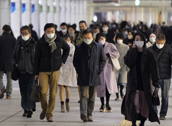 ▲크리스마스이브인 지난 24일 마스크를 착용한 도쿄 시민들이 신주쿠역으로 향하고 있다. (도쿄 EPA/연합뉴스)