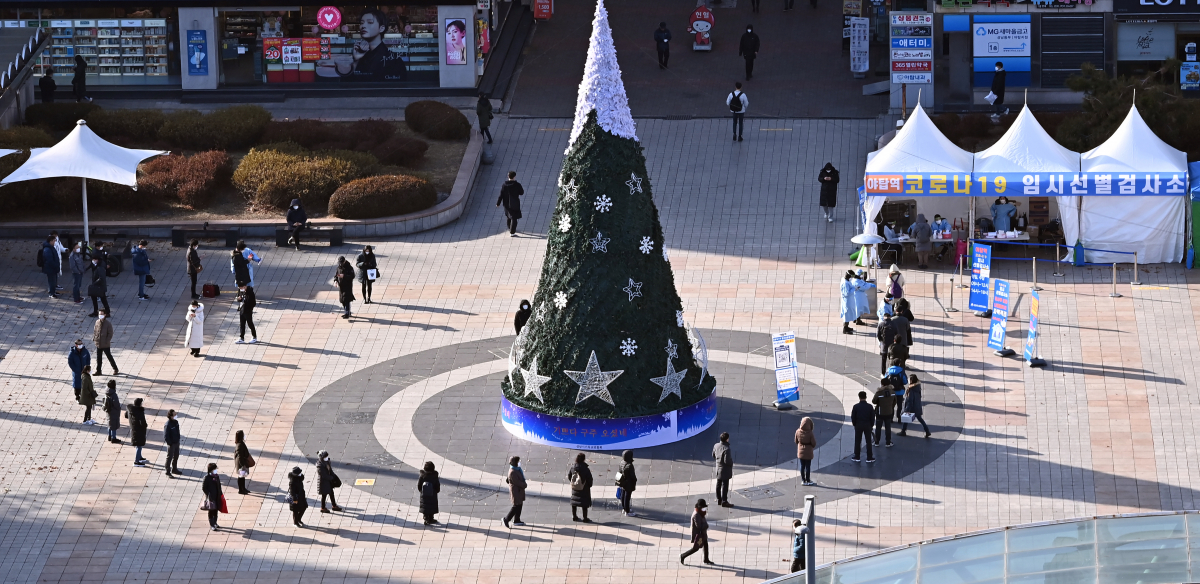 ▲[성남=뉴시스] 김종택기자 = 24일 오후 경기도 성남시 분당구 야탑역 광장에 마련된 신종 코로나바이러스 감염증(코로나19) 임시선별검사소에서 시민들이 검사를 받기 위해 줄을 서 대기하고 있다. 2020.12.24.jtk@newsis.com