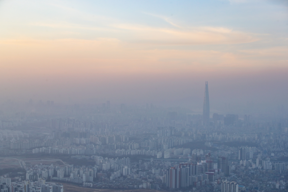 ▲26일 오후 경기도 광주시 남한산성에서 바라본 서울 도심이 뿌옇다. (연합뉴스)