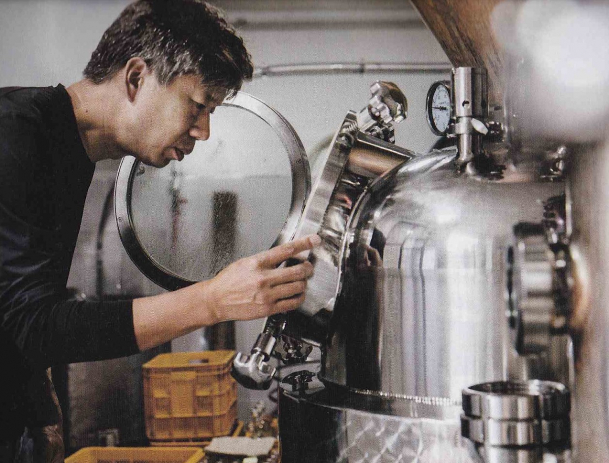 ▲우리밀 소주 '진맥소주'를 만든 밀과노닐다의 박성호 대표가 증류 작업을 하고 있다. (사진제공=밀과노닐다)