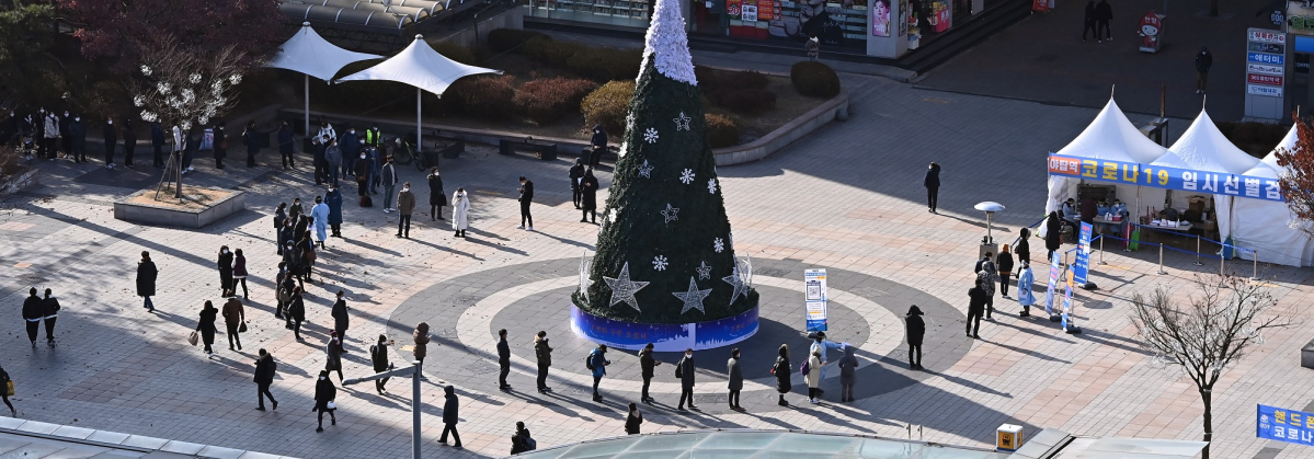 ▲24일 오후 경기도 성남시 분당구 야탑역 광장에 마련된 신종 코로나바이러스 감염증(코로나19) 임시선별검사소에서 시민들이 검사를 받기 위해 줄을 서 대기하고 있다. (뉴시스)