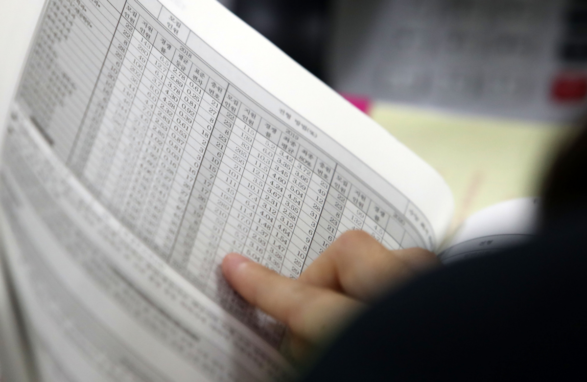 ▲2021학년도 신입생 선발을 위한 수시모집 원서접수가 시작된 23일 오후 서울 구로구 경인고등학교에서 고3 학생이 대학 수시모집 관련 상담 중 진학자료집을 보고 있다.  (뉴시스)