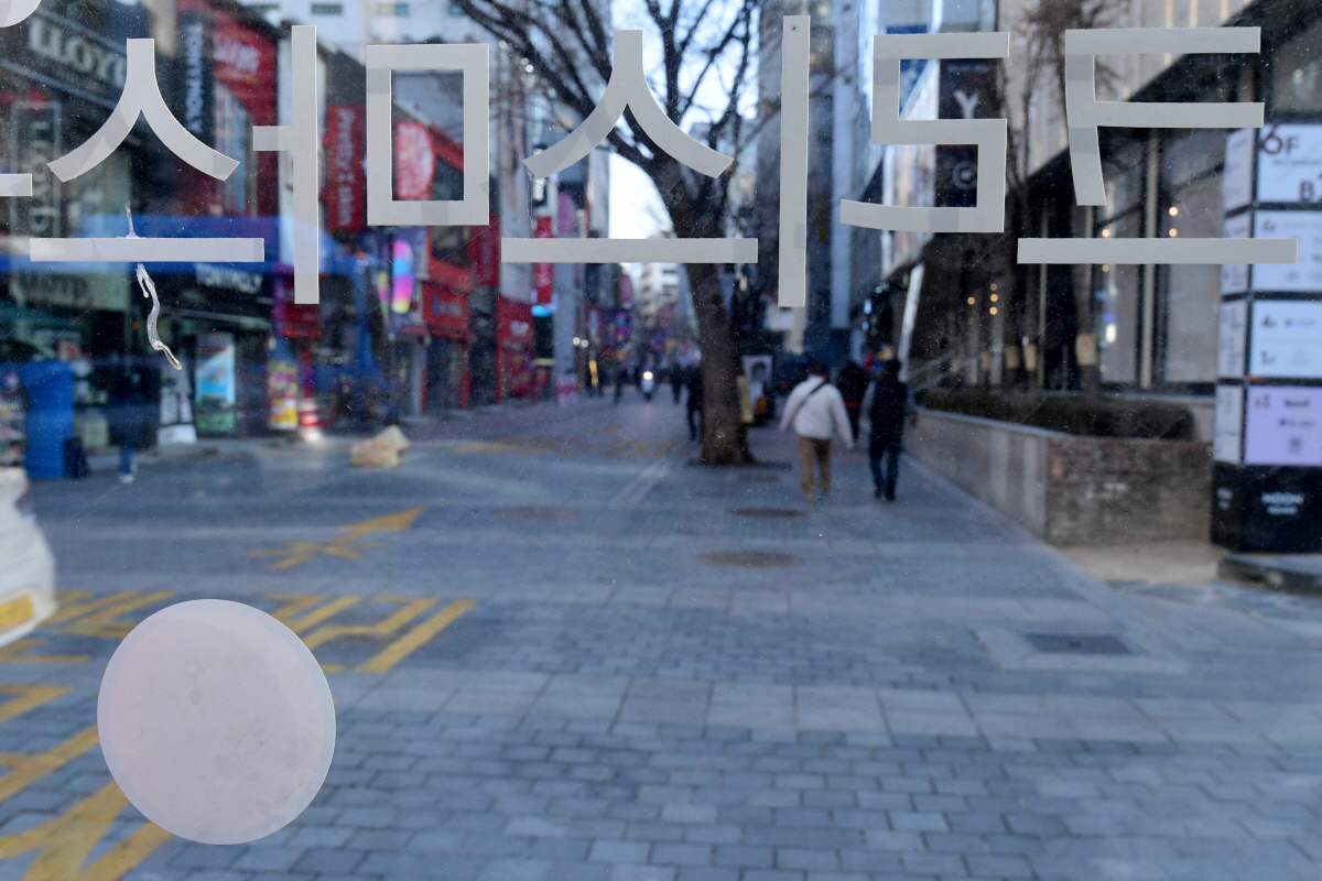 ▲코로나19 재확산 기세를 꺾기 위해 5인 이상 모든 사적 모임을 제한하는 등 연말연시 특별 방역대책이 시행된 가운데 24일 서울 명동 거리가 크리스마스이브임에도 썰렁하다. 이번 주에는 소비자 동향, 기업경기심리 등 코로나19 3차 유행 이후 위축된 경기를 가늠할 수 있는 각종 경기지표가 공개된다. 신태현 기자 holjjak@