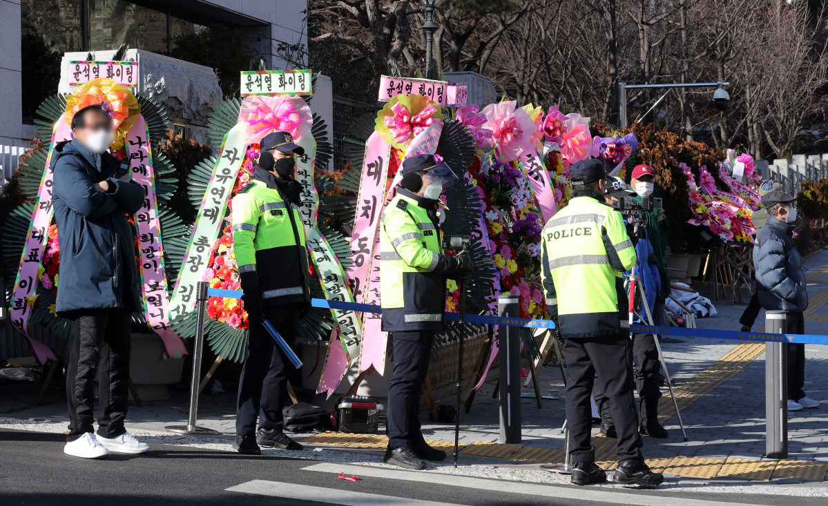 ▲법원의 검찰총장 정직 2개월 집행정지 신청 인용으로 윤석열 검찰총장이 업무에 복귀한 25일 서울 서초구 대검찰청 앞에 검찰총장 축하 화환이 놓여있다. (뉴시스)