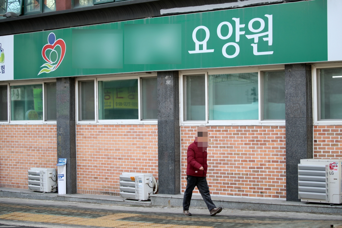 ▲서울 양천구의 한 요양원에서 26명의 코로나19 확진자가 발생해 시설이 코호트(동일집단) 격리에 들어갔다. 27일 서울 양천구에 위치한 해당 요양시설의 모습.  (뉴시스)