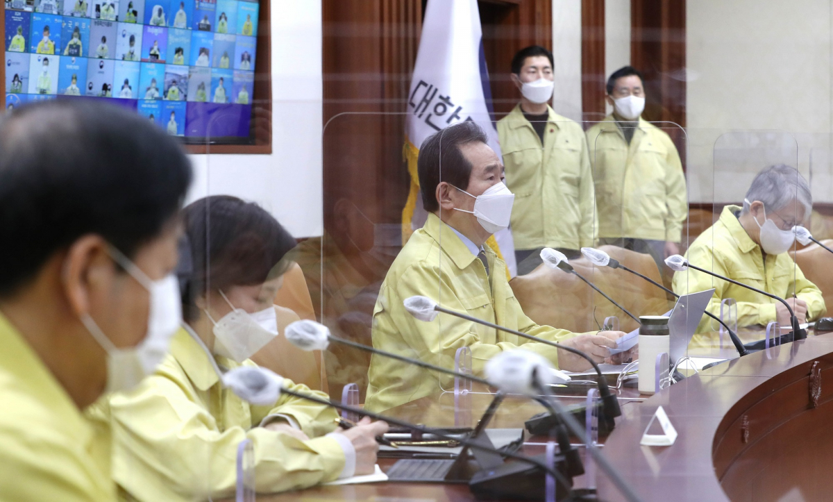 ▲정세균 국무총리가 27일 서울 종로구 정부서울청사에서 열린 코로나19 대응 중앙재난안전대책본부 회의에서 모두발언 하고 있다. (공동취재사진) (뉴시스)