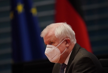 ▲호르스트 제호퍼 독일 내무장관이 16일 독일 베를린에서 열린 정부 각료회의에 참석하기 위해 마스크를 쓴 채 앉아 있다. 베를린/EPA연합뉴스
