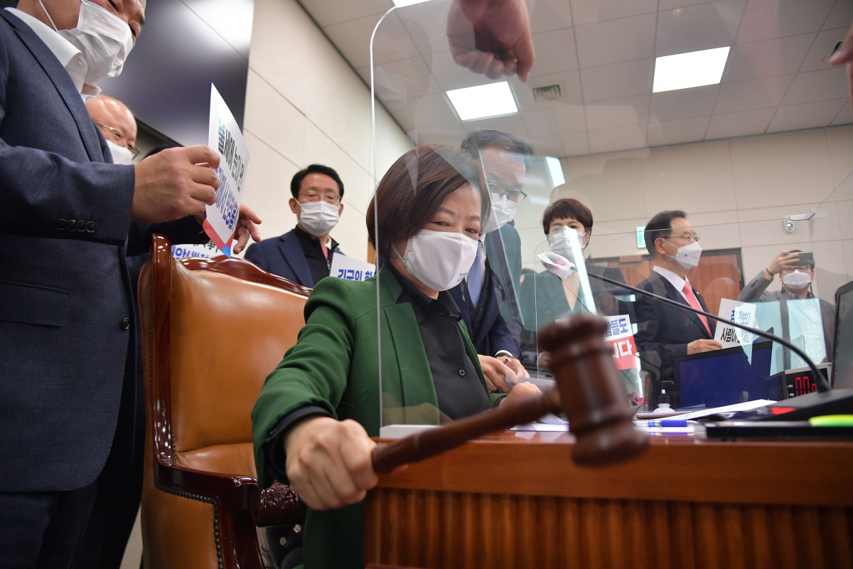 ▲진선미 국회 국토교통위원장이 28일 국회에서 열린 국토교통위원회 전체회의에서 국민의힘 의원들이 항의하는 가운데 변창흠 국토교통부 장관 후보자의 인사청문경과보고서 채택의 건을 가결하고 있다. (연합뉴스)