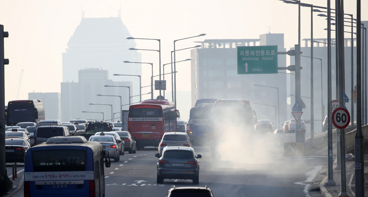 ▲서울 용산구 한남동에서 한 차량이 배기가스를 내뿜으며 운행을 하고 있다. (뉴시스)