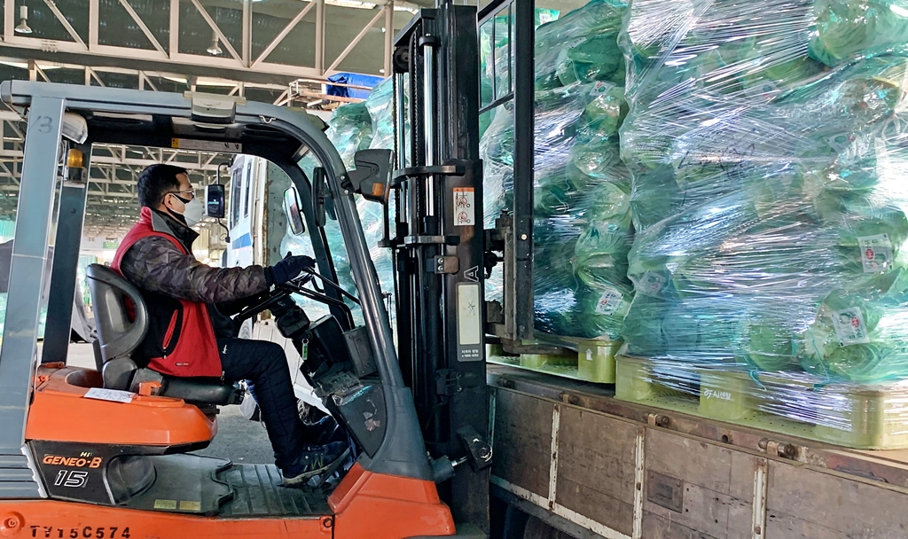 ▲농산물 팰릿하역 현장. (사진제공=한국농수산식품유통공사(aT))