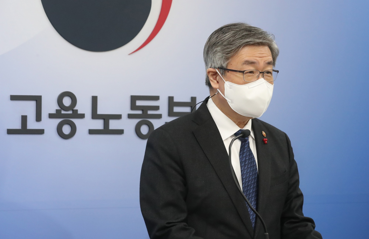 ▲이재갑 고용노동부 장관이 28일 오전 정부세종청사에서 2021년 1월 1일 시행되는 국민취업지원제도의 시행계획과 준비상황을 발표하고 있다.  (뉴시스)