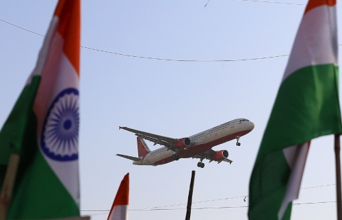 ▲인도 뭄바이의 차트라파티 시바지 마하라즈 국제공항에서 1월 18일 에어인디아의 항공기가 착륙을 준비하고 있다. 뭄바이/EPA연합뉴스
