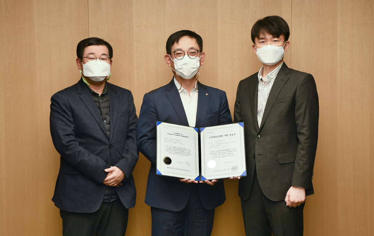 ▲한화투자증권 권희백 대표(가운데)와 김진희CCO(오른쪽), 소비자보호팀 박세영팀장이 공정거래위원회와 한국소비자원으로부터 ‘2020년 하반기 소비자중심경영 (CCM)’ 재인증을 받고 기념촬영을 하고 있다
