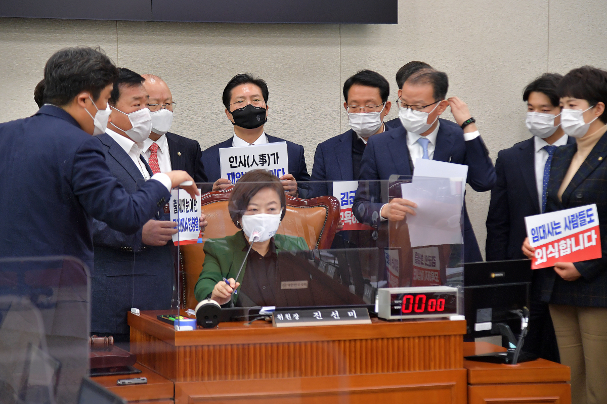 ▲국민의힘 의원들이 28일 국회에서 열린 국토교통위원회 전체회의에서 진선미 국토위원장석 주변에서 항의하는 가운데 변창흠 국토교통부 장관 후보자 인사청문경과보고서 채택의 건에 대한 표결이 진행되고 있다. (연합뉴스)