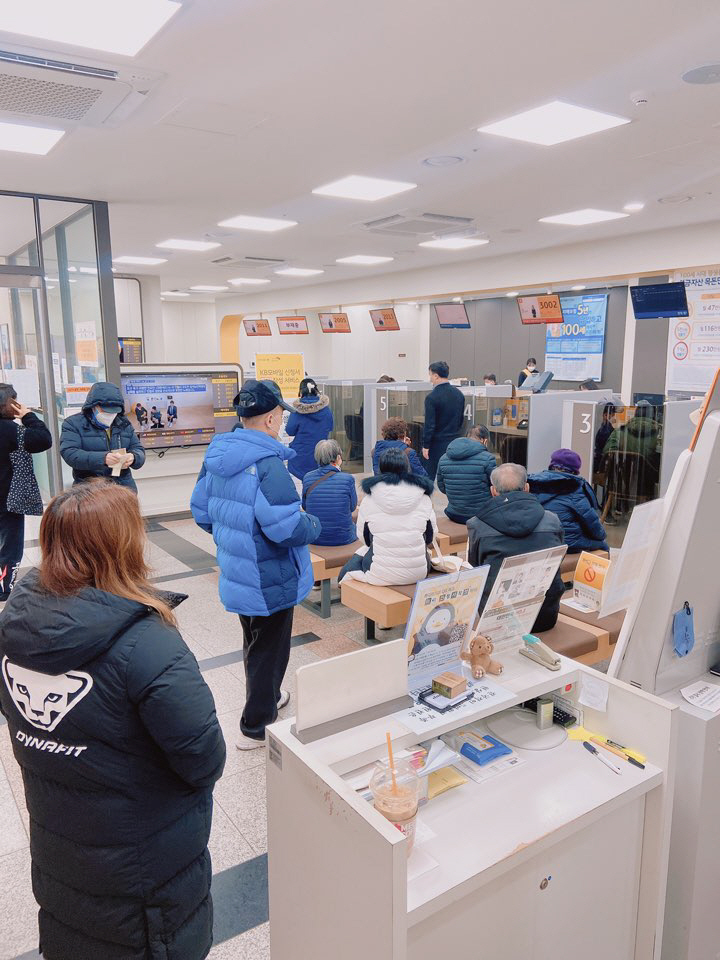▲은행 고객들이 서울 은평구에 위치한 KB국민은행의 한 지점에서 은행 업무를 보기 위해 대기하고 있다.
