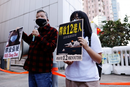 ▲홍콩에서 28일 시민들이 우한의 신종 코로나바이러스 감염증(코로나19) 실태를 보도했던 중국 시민기자 장잔의 사진을 들고 그의 석방을 요구하는 시위를 벌이고 있다. 중국 상하이 법원은 장잔에 징역 4년을 선고했다. 홍콩/로이터연합뉴스
