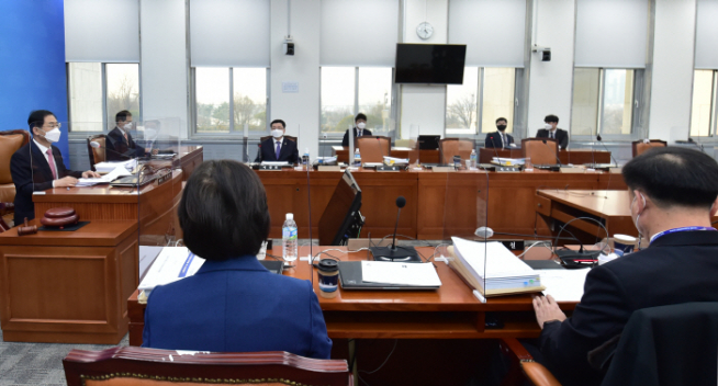 ▲조재연 공수처장 후보 추천위원장이 28일 서울 여의도 국회에서 열린 고위공직자범죄수사처장 후보 추천위원회 6차 회의가 끝난 뒤 초대 공수처장 최종후보 2인으로 김진욱 헌법재판소 선임연구관과 이건리 국민권익위 부위원장이 의결됐다고 밝히고 있다. (연합뉴스)