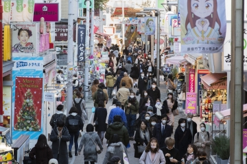 ▲일본 도쿄 시민들이 17일 번화가인 하라주쿠의 거리를 오가고 있다. 
 (도쿄/AP연합뉴스)