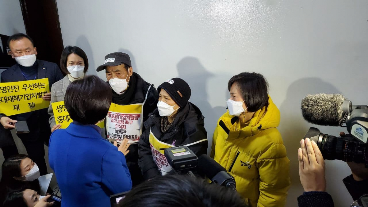 ▲강은미 정의당 의원(오른쪽)과 고(故) 김용균 씨 어머니 등 유족들이 29일 국회 법제사법위원회 앞에서 백혜련 민주당 의원과 중대재해기업처벌법 관련 이야기를 하고 있다. (제공=정의당 대변인실)