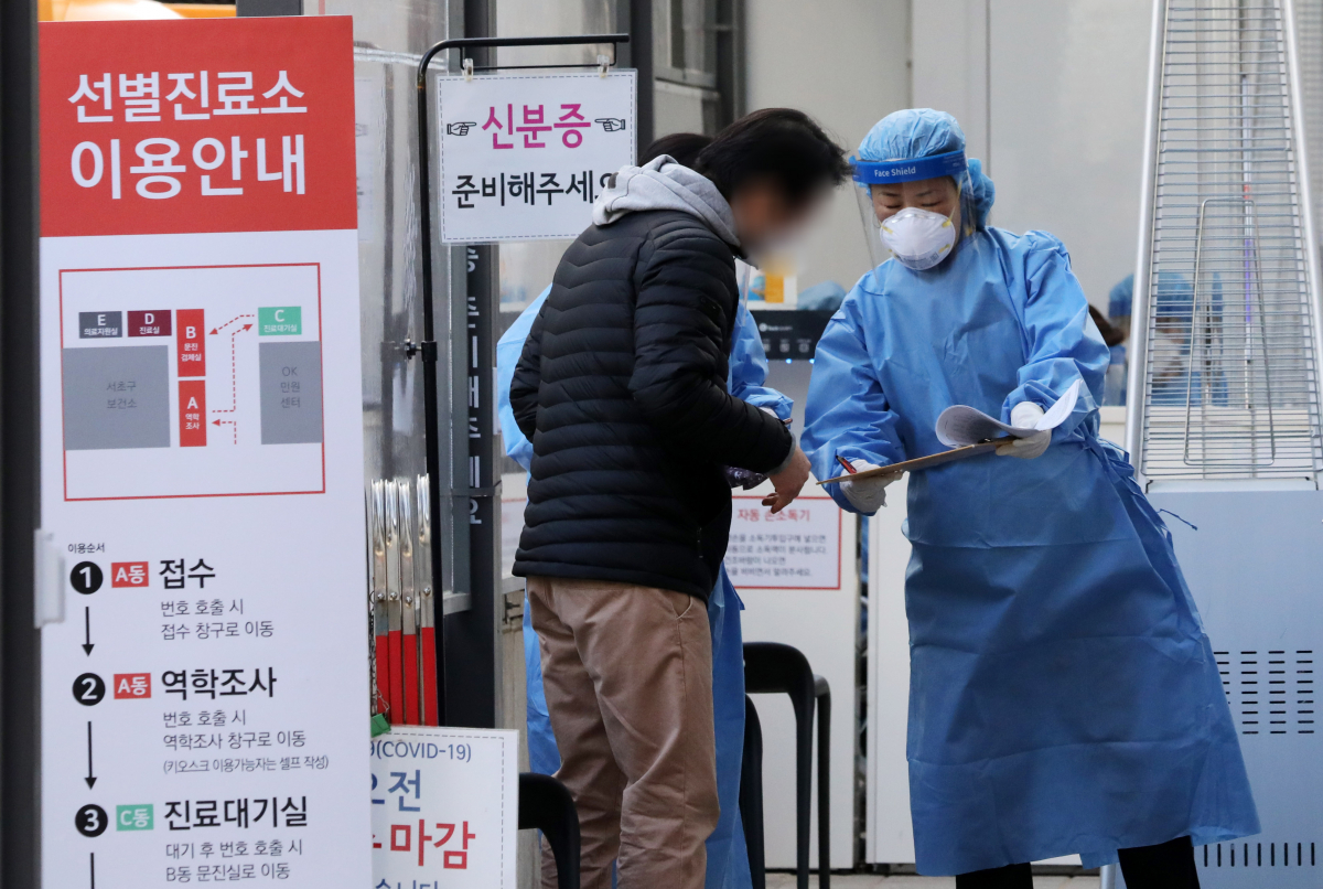 ▲의료진이 서울 서초구 서초보건소에 마련된 신종 코로나바이러스 감염증(코로나19) 선별진료소에서 시민들에게 검사 안내를 하고 있다. (뉴시스)