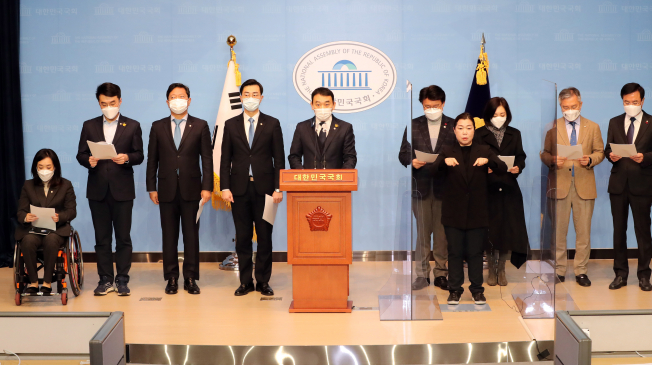 ▲더불어민주당 김용민 의원 등과 열린민주당 최강욱 대표가 29일 국회에서 공소청법 제정안, 검찰청법 폐지법률안 발의 기자회견을 하고 있다. (연합뉴스)