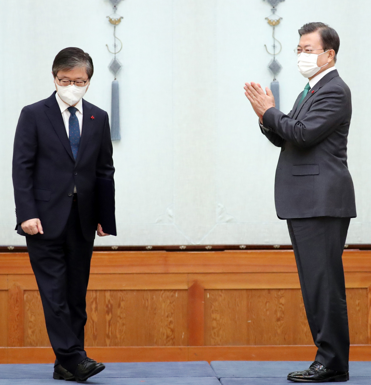 ▲<YONHAP PHOTO-1671> 국토부 장관 축하하는 문 대통령    (서울=연합뉴스) 이진욱 기자 = 문재인 대통령이 29일 오전 청와대에서 열린 신임 국무위원 임명장 수여식에 참석, 변창흠 국토교통부 장관에게 임명장을 수여한 뒤 박수치고 있다. 2020.12.29    cityboy@yna.co.kr/2020-12-29 13:00:10/<저작권자 ⓒ 1980-2020 ㈜연합뉴스. 무단 전재 재배포 금지.>