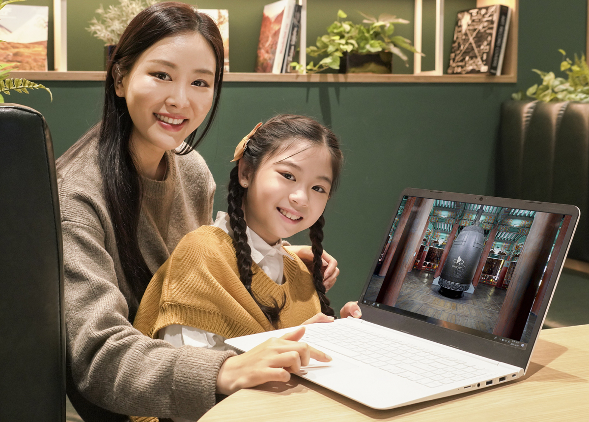 ▲SKT 홍보모델이 ‘2020 제야의종 VR관’을 관람하고 있다. (사진제공=SKT)