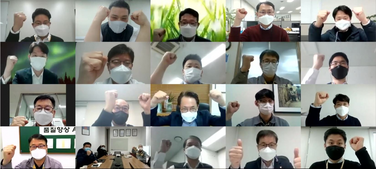 ▲29일 온라인 비대면으로 진행된 '스마트 창의 제안' 왕중왕전 시상식에서 수상자들이 박재용(셋째줄 가운데) 태광산업 섬유부문 대표와 함께 화이팅을 외치고 있다. (사진제공=태광)