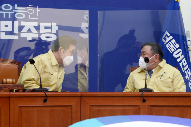 ▲이낙연 더불어민주당 대표와김태년 원내대표가 30일 국회에서 열린 최고위원회의에서 대화하고 있다.  (연합뉴스)