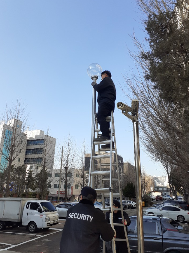 ▲영등포구 에너지 자립 마을인 한 아파트 단지에서 형광등을 LED등으로 교체하고 있다. (사진제공=서울시)