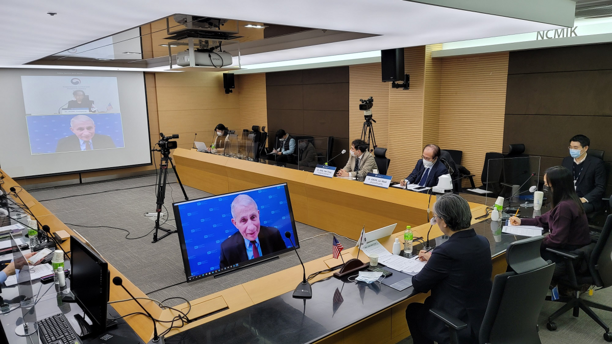 ▲은경 질병청장과 앤소니 파우치 미국 국립알레르기·감염병연구소장이 29일 화상회의를 갖고 코로나19 등 감염병 분야에서 연구협력 및 코로나19 대응 관련 협력방안을 논의하고 있다. (사진제공=질병관리청)