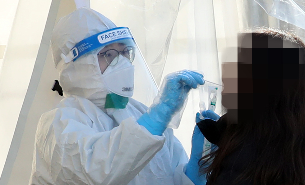 ▲인천시 남동구 중앙공원 내 신종 코로나바이러스 감염증(코로나19) 임시선별검사소에서 의료진이 검사를 하고 있다. (뉴시스)