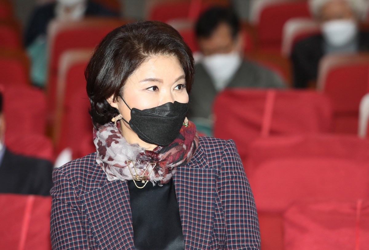 ▲조은희 서초구청장이 서울 여의도 국회 의원회관에서 열린 '대도시 간선도로 입체화(지하화)와 도시경쟁력 제고방안' 토론회에 참석하고 있다. (뉴시스)