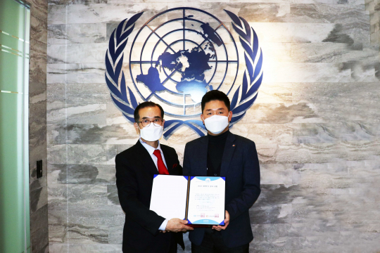 ▲CJ대한통운은 한국유엔봉사단으로부터 ‘2020 대한민국 봉사대상’을 수상했다. 박진규 CJ대한통운 부장(오른쪽)과 안헌식 유엔봉사단 이사장이 함께 기념사진촬영을 하고있다.  (사진제공=CJ대한통운)