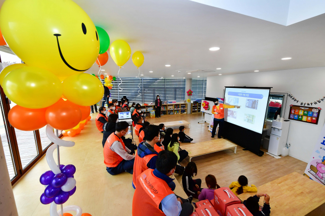 ▲KCC 건축자재가 적용된 함안군 지역아동센터에서 자원봉사단이 아이들을 대상으로 방과후 프로그램을 진행하고 있다. (사진제공=KCC)