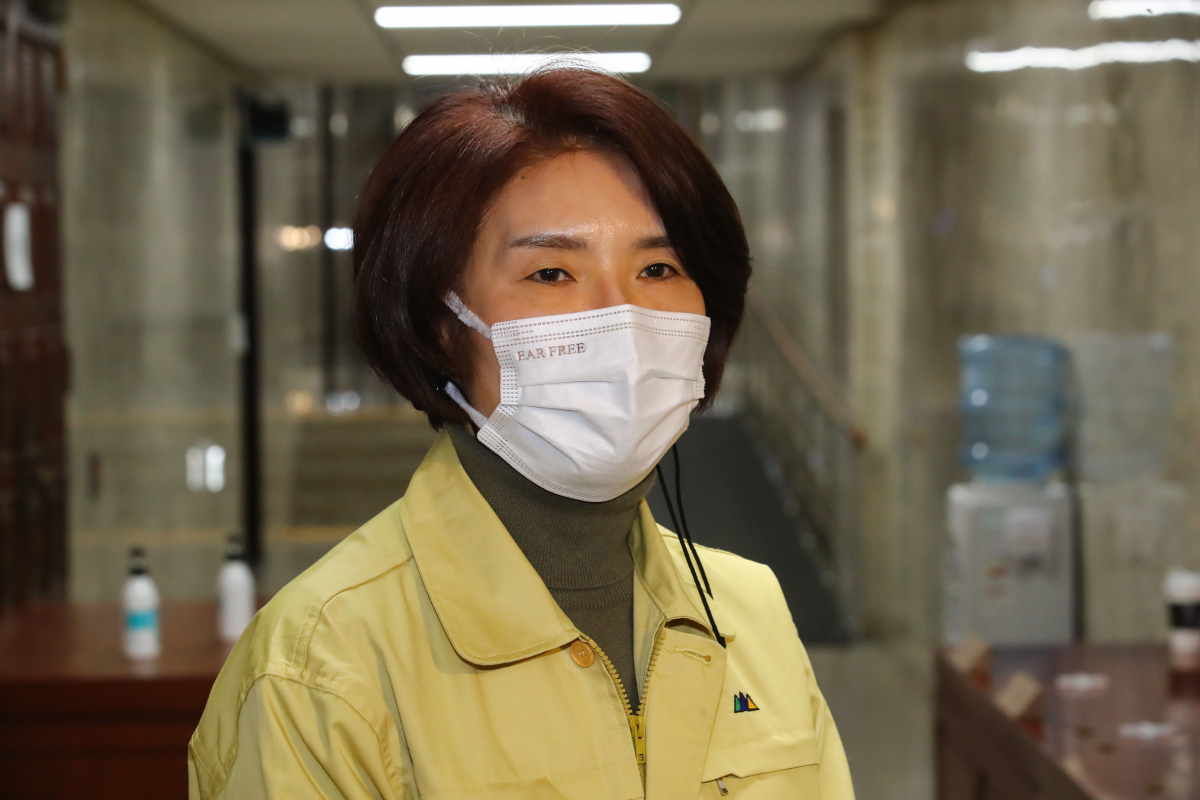 ▲환경부 장관으로 내정된 한정애 더불어민주당 정책위의장이 31일 국회에서 열린 정책조정회의가 끝난 뒤 소감을 말하고 있다. (연합뉴스)