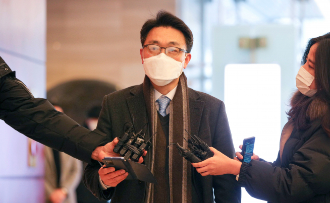 ▲ 김진욱 고위공직자범죄수사처 처장 후보자가 31일 서울 종로구 이마빌딩에 마련된 인사청문준비사무실에 출근하며 소감을 발표하고 있다.