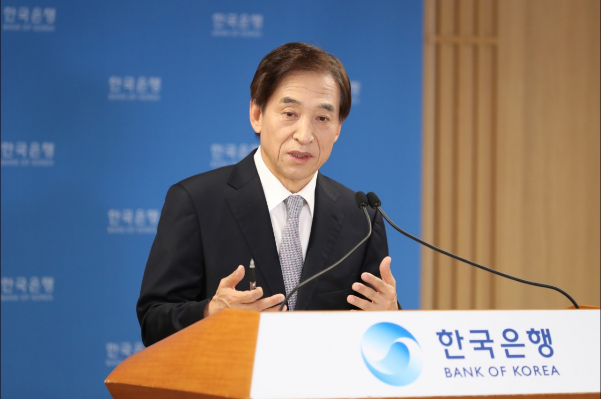 ▲이주열 한국은행 총재는 코로나19 위기 이후 구조적 전환기를 미래성장동력 확충 기회로 삼아야 할 것이라고 강조했다. 아울러 불균형 심화로 경기회복도 K자형태로 나타날 수 있는 만큼 선별적 지원을 강화할 필요가 있다고 조언했다. 사진은 지난달 26일 이 총재가 금융통화위원회 기준금리 결정 직후 기자회견을 하는 모습. (한국은행)