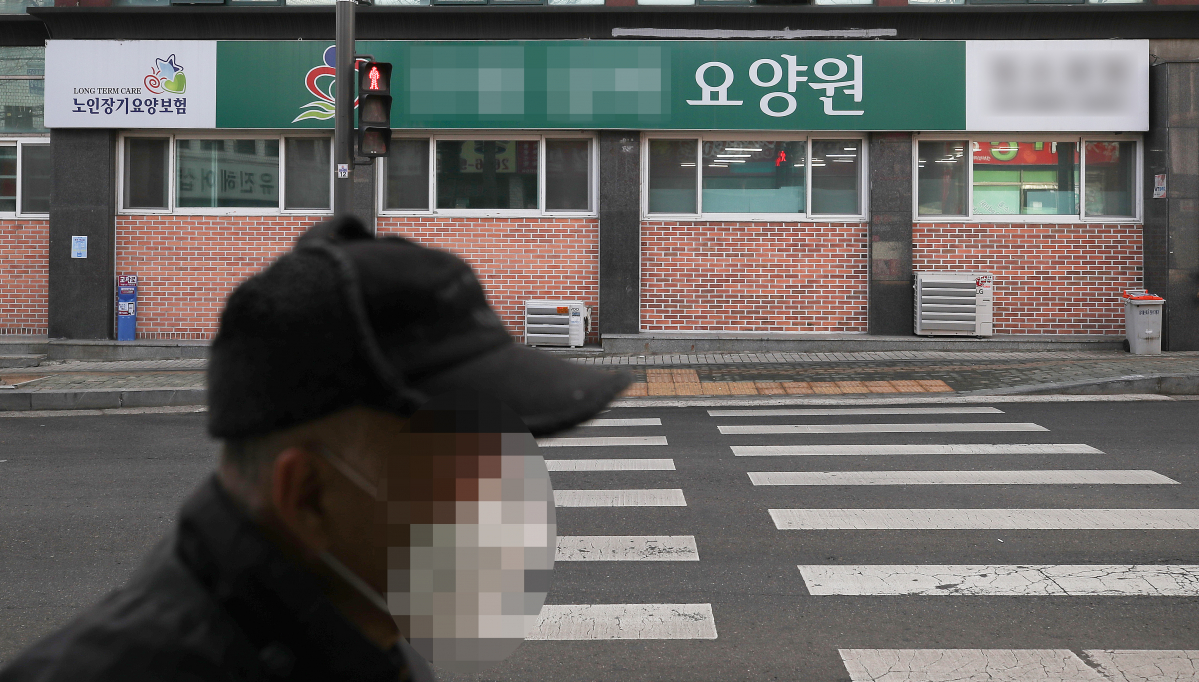 ▲서울 양천구의 한 요양원에서 26명의 코로나19 확진자가 발생해 시설이 코호트(동일집단) 격리에 들어갔다. 27일 서울 양천구에 위치한 해당 요양시설의 모습. (뉴시스)