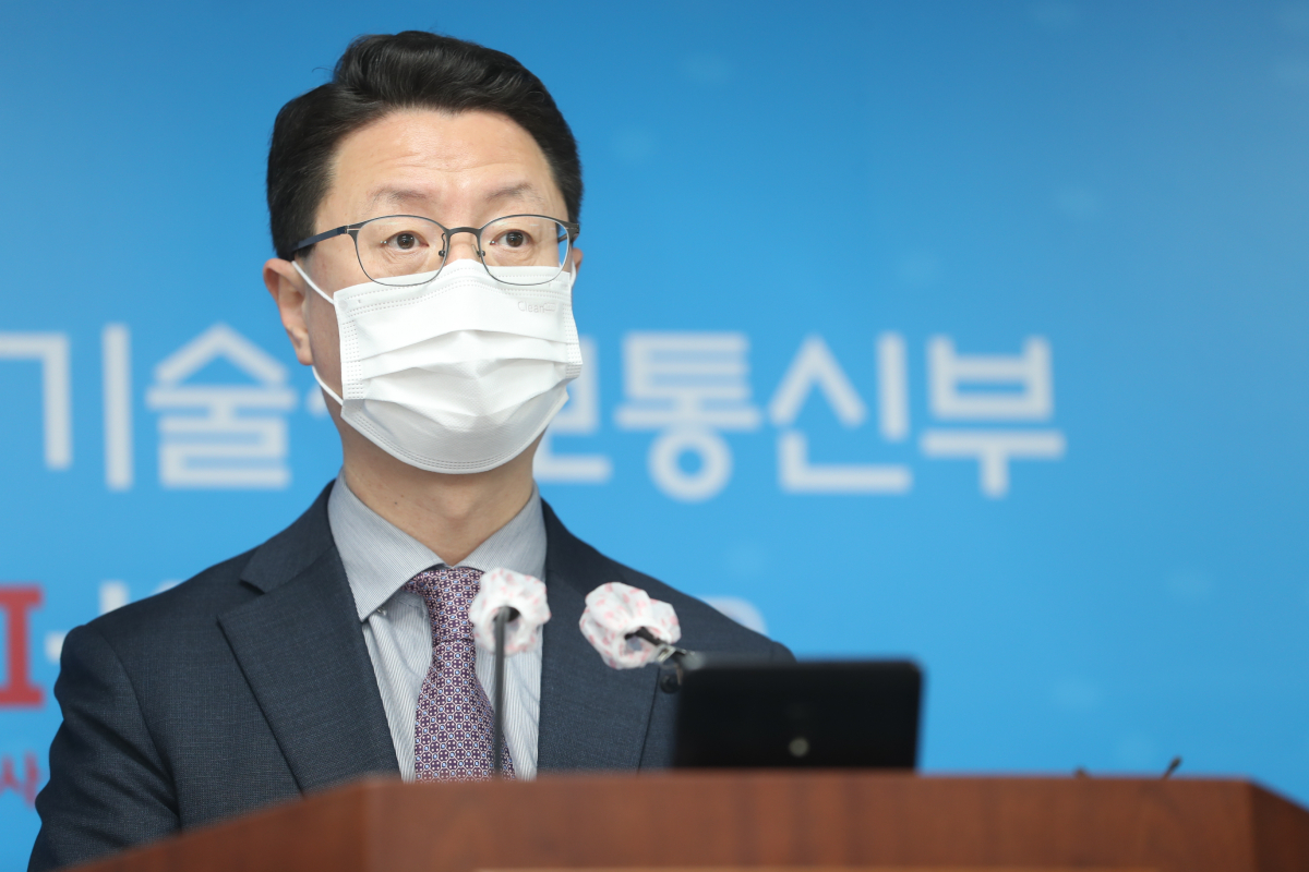 ▲홍진배 과기정통부 통신정책관이 30일 세종특별자치시 세종파이낸스센터 과기정통부 기자실에서 '2020년도 통신서비스 커버리지 점검 및 품질평가 결과' 브리핑을 하고 있다. (사진제공=과기정통부)