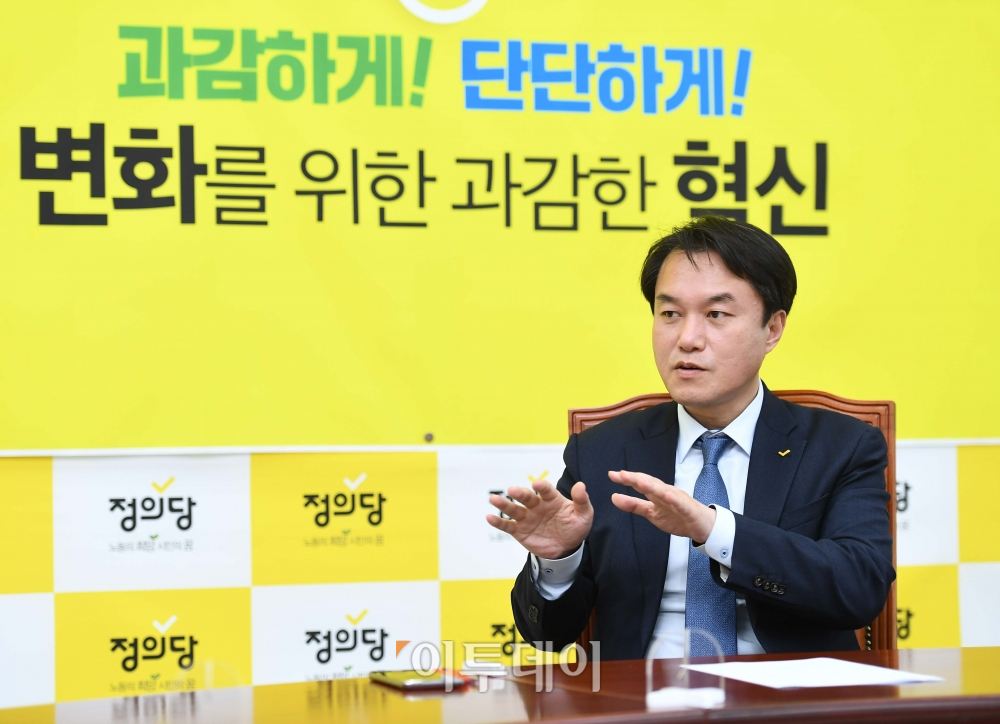 ▲김종철 정의당 대표가 11월 2일 서울 여의도 국회 당대표실에서 이투데이와 인터뷰를 갖고 있다. (신태현 기자 holjjak@)