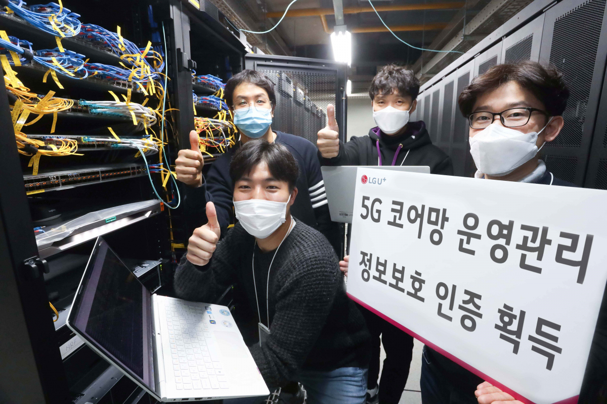 ▲LG유플러스 직원들이 통신장비를 점검하고 있다. (사진제공=LG유플러스)