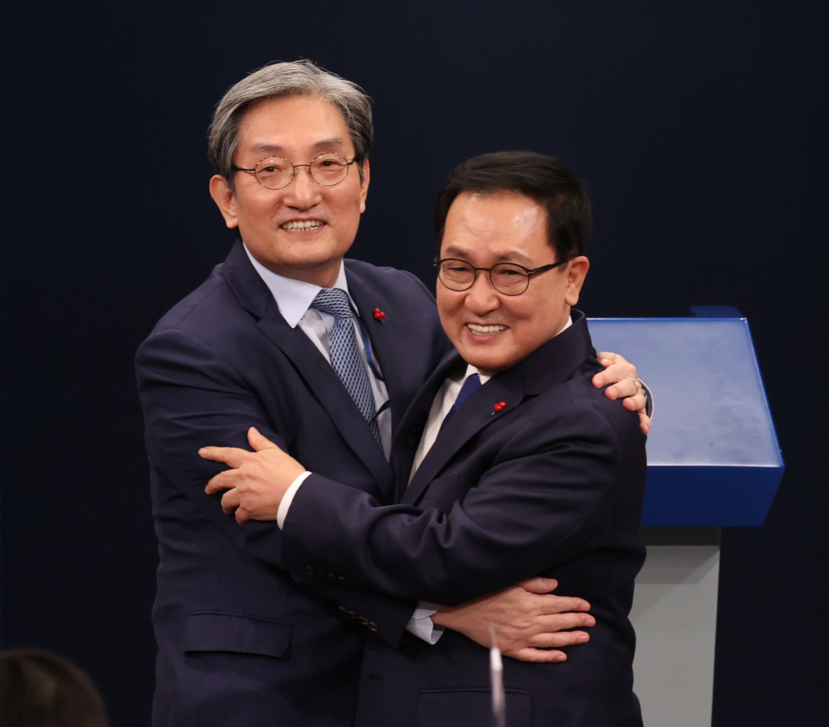 ▲<YONHAP PHOTO-2263> '임무 교대'    (서울=연합뉴스) 이진욱 기자 = 노영민 대통령 비서실장(왼쪽)이 31일 오후 청와대 춘추관 대브리핑룸에서 신임 비서실장인 유영민 전 과학기술정보통신부 장관과 포옹하고 있다. 2020.12.31    cityboy@yna.co.kr/2020-12-31 15:08:43/<저작권자 ⓒ 1980-2020 ㈜연합뉴스. 무단 전재 재배포 금지.>