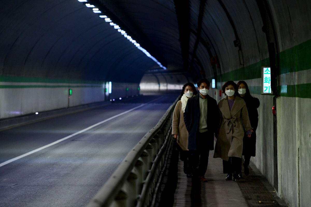 ▲‘좌절의 터널, 그래도 출구는 있다.’ 본지 92년생 기자들이 영화 ‘기생충’ 촬영지인 서울 종로구 자하문 터널을 걷고 있다.   신태현 기자 holjjak@
