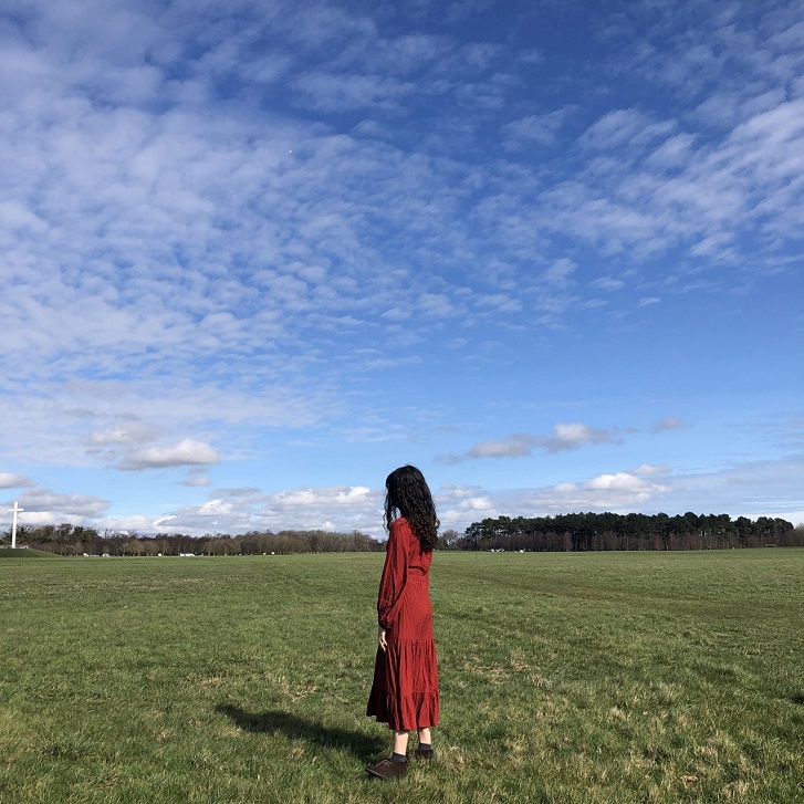 ▲2018년 아일랜드 워킹홀리데이를 떠났던 박해나(가명·28) 씨가 아일랜드 더블린 피닉스 파크에서 있다. (박해나씨 제공)