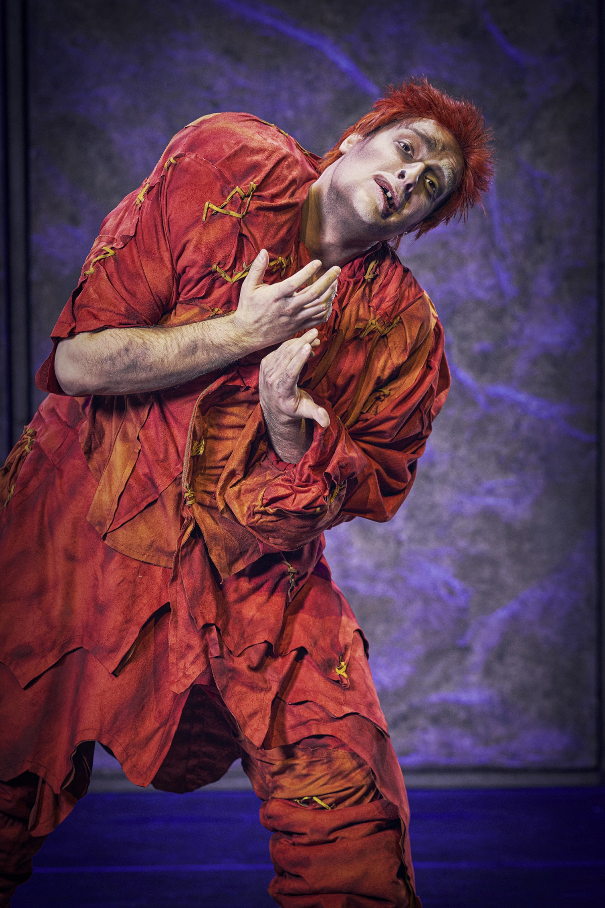 ▲안젤로는 굽은 등에 추해 보이는 얼굴을 가진 노트르담 대성당의 종지기 콰지모도로 열연하고 있다. (사진제공=마스트엔터테인먼트)