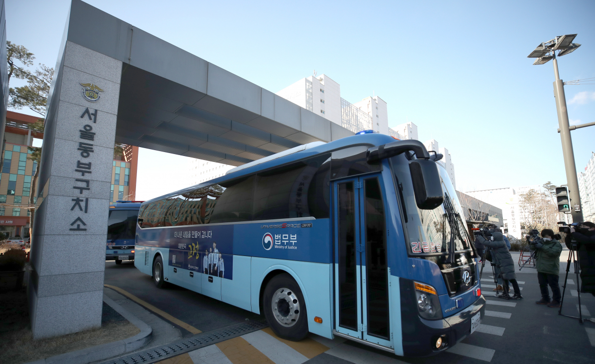 ▲30일 동부구치소에서 재소자들이 탑승한 호송차량이 타 교정기관으로 이감을 위해 이동하고 있는 모습.  (뉴시스)